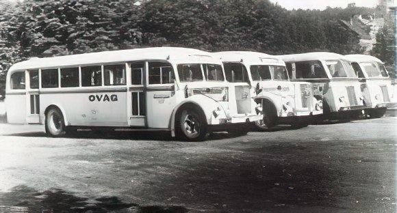 Auf dem Bild sind 4 Busse von 1949 zu sehen.